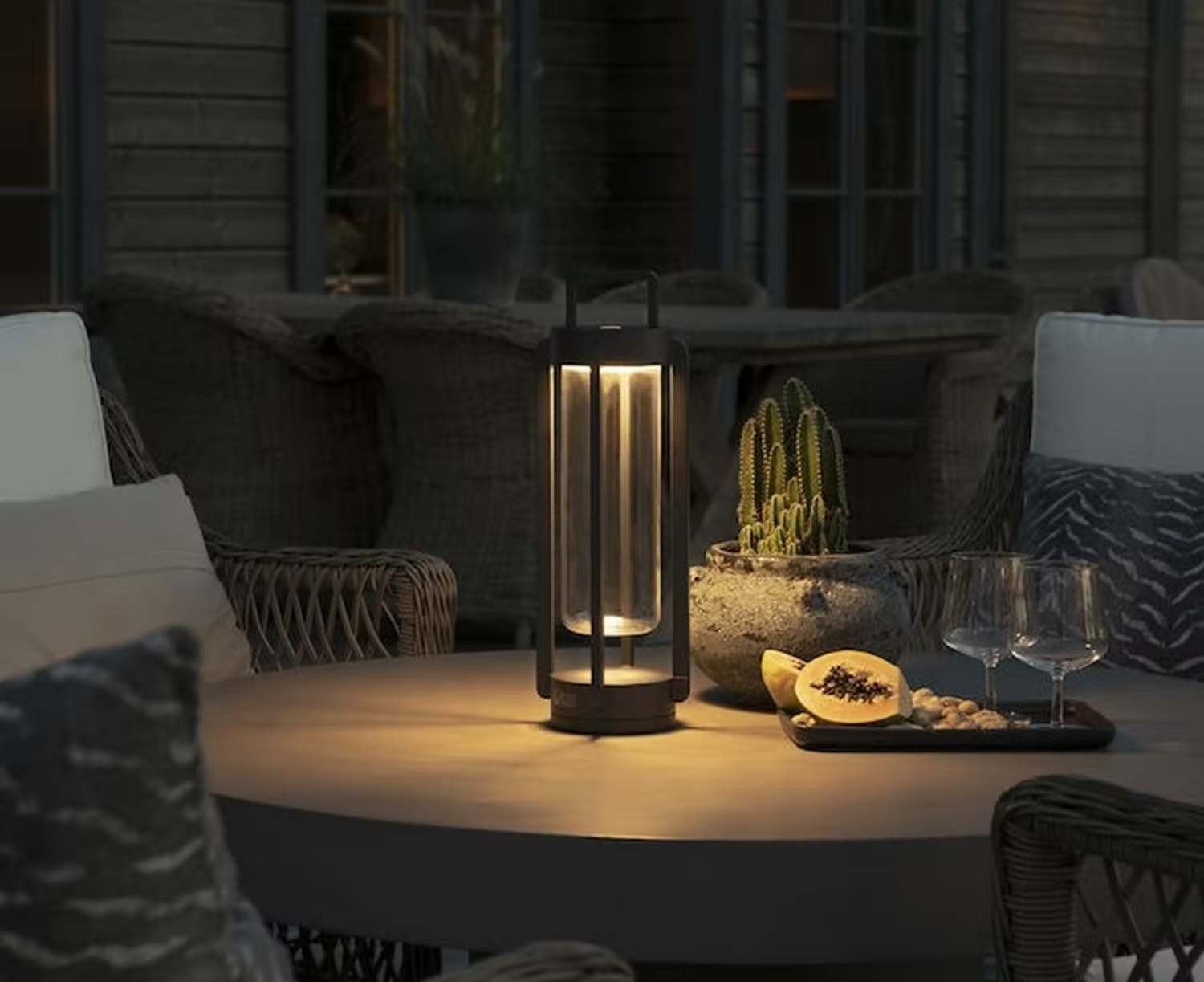 Stor ljuslykta utomhus