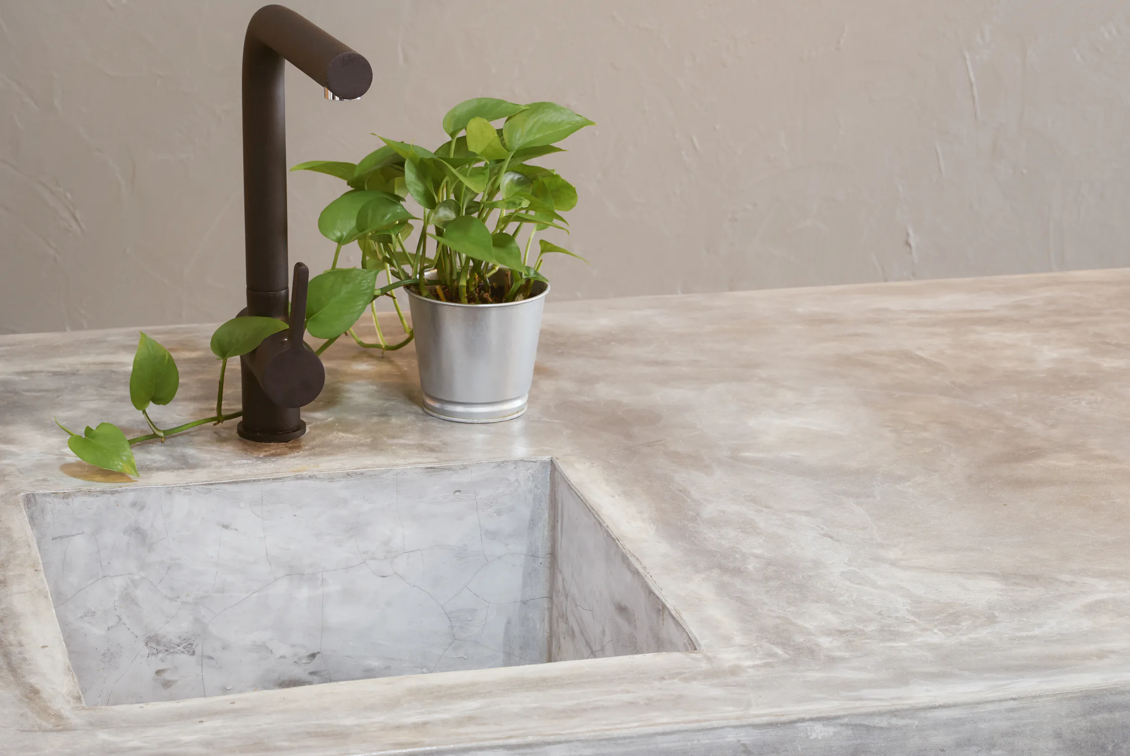 Microcement bänkskiva – så gör du om din bänkskiva med microcement