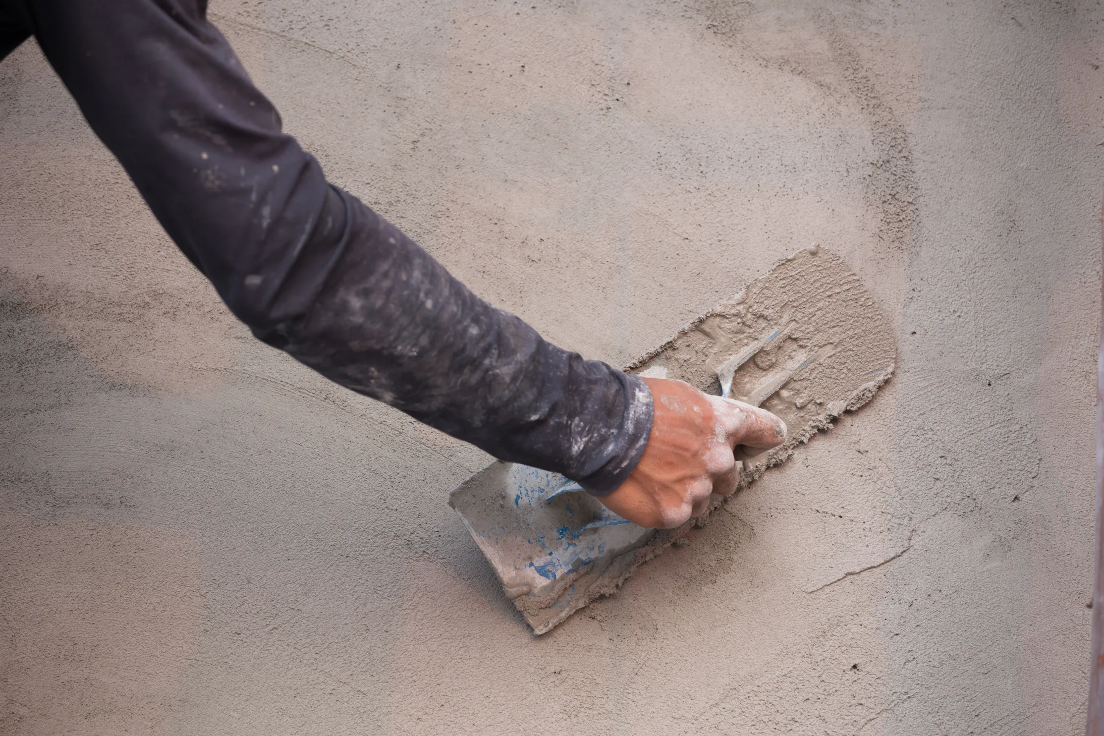 Microcement i badrum och kök – återuppliva hemmet med det populära byggmaterialet