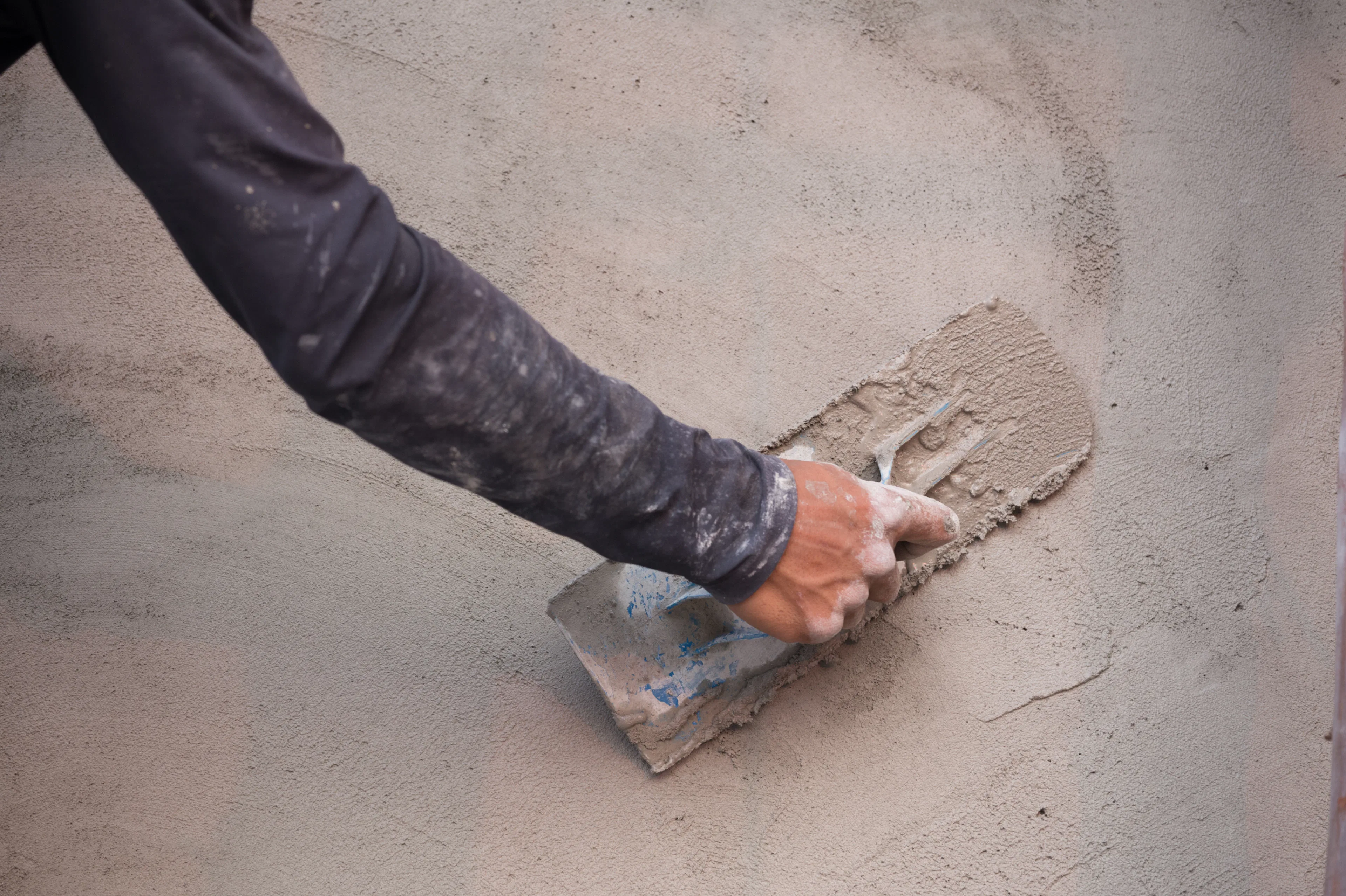 Microcement i badrum och kök – återuppliva hemmet med det populära byggmaterialet