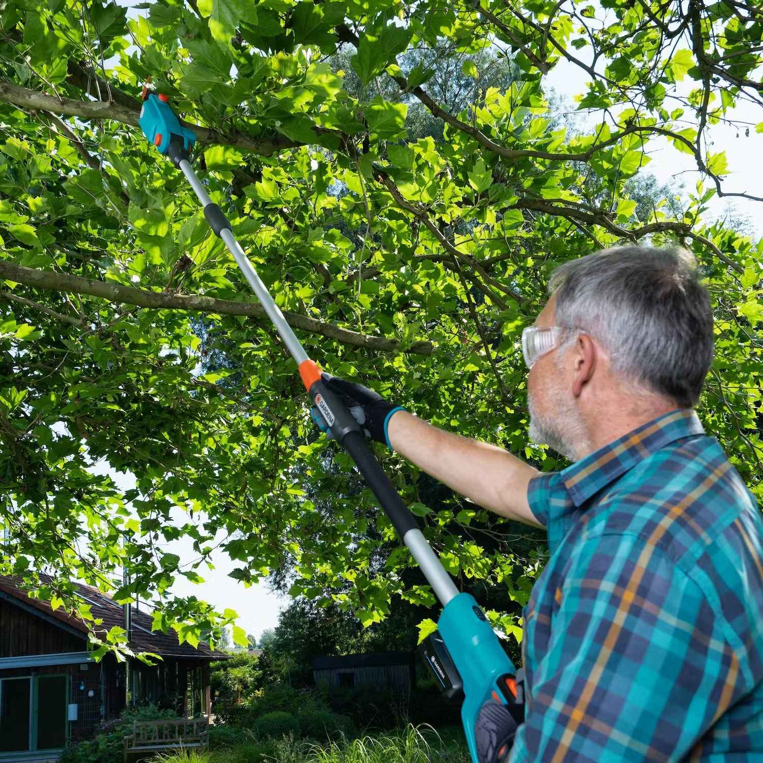 Häcksax för höga häckar - Teleskopisk stångsåg Gardena