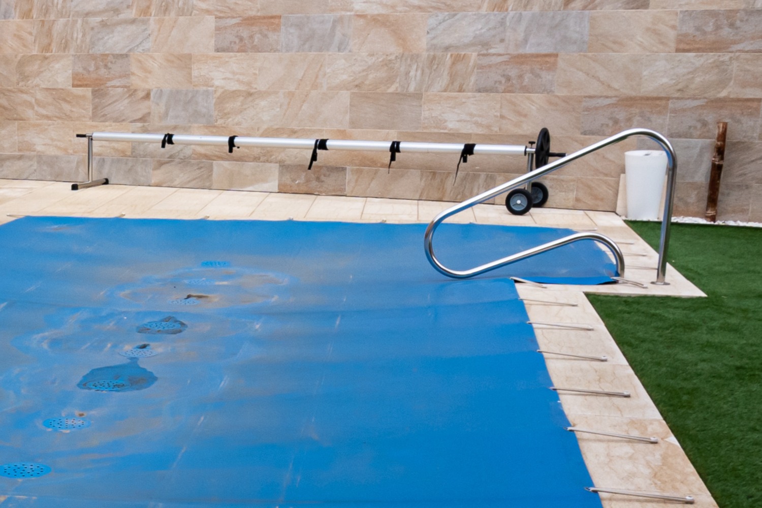 Poolskydd för att vinterstänga pool