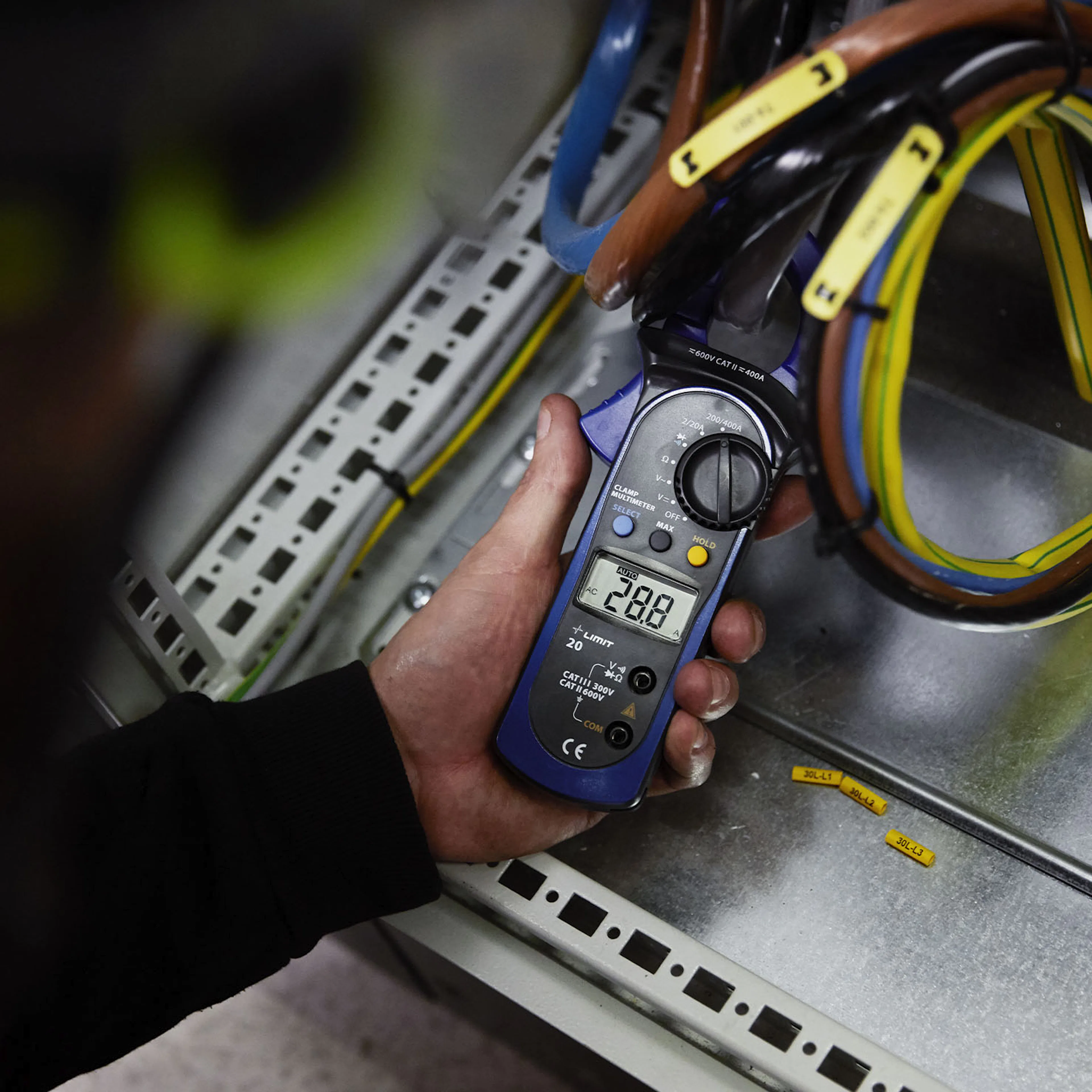 mall_galleri_0006_limit-clamp-meter_testing.jpg