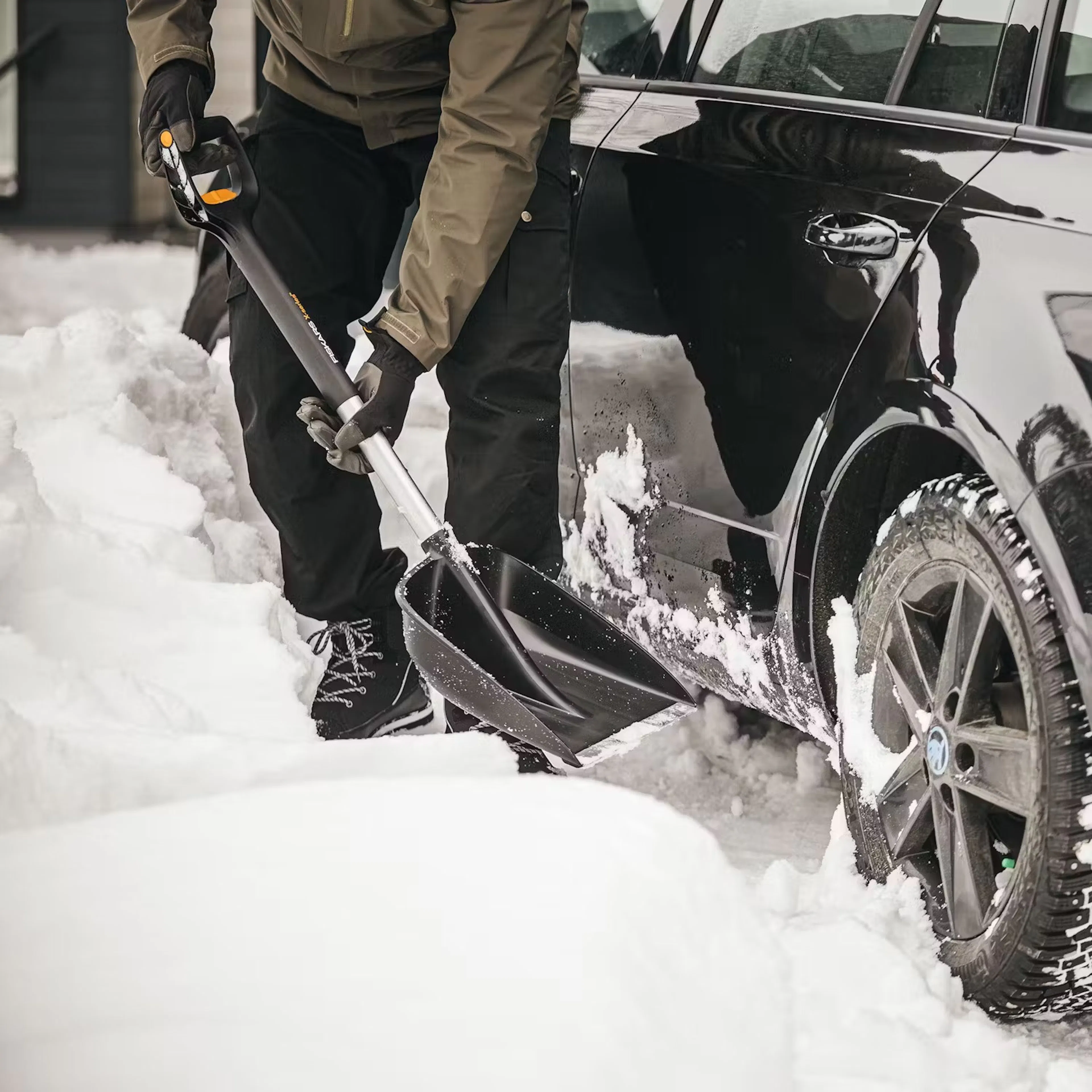 Snösläde & snöskyffel bäst i test 2026: Vi jämför manuella och elektriska snöskyfflar och slädar