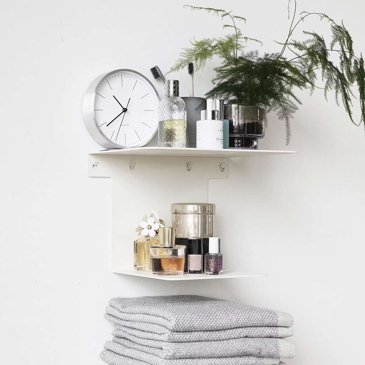 Inreda bokhylla - bordsklocka-house-doctor-hannah