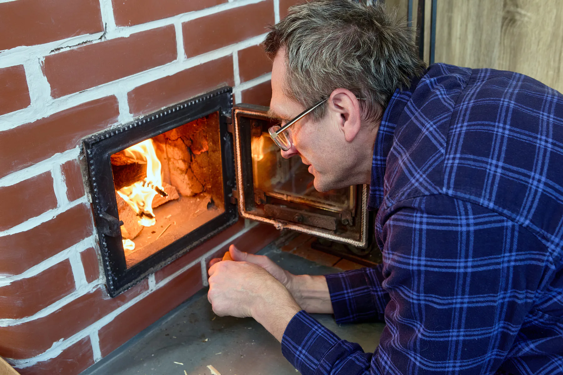 Elda i kamin: regler och praxis för en optimal vedeldning