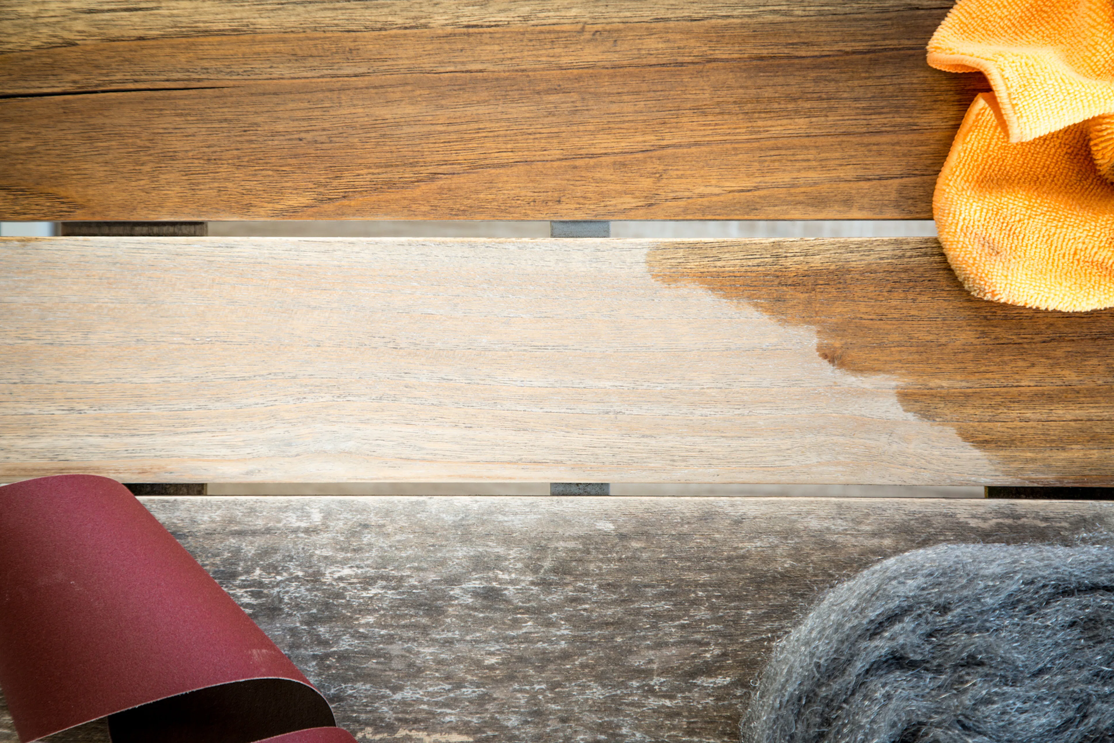 Slipa teakbord – så underhåller du dina teakmöbler på bästa sätt