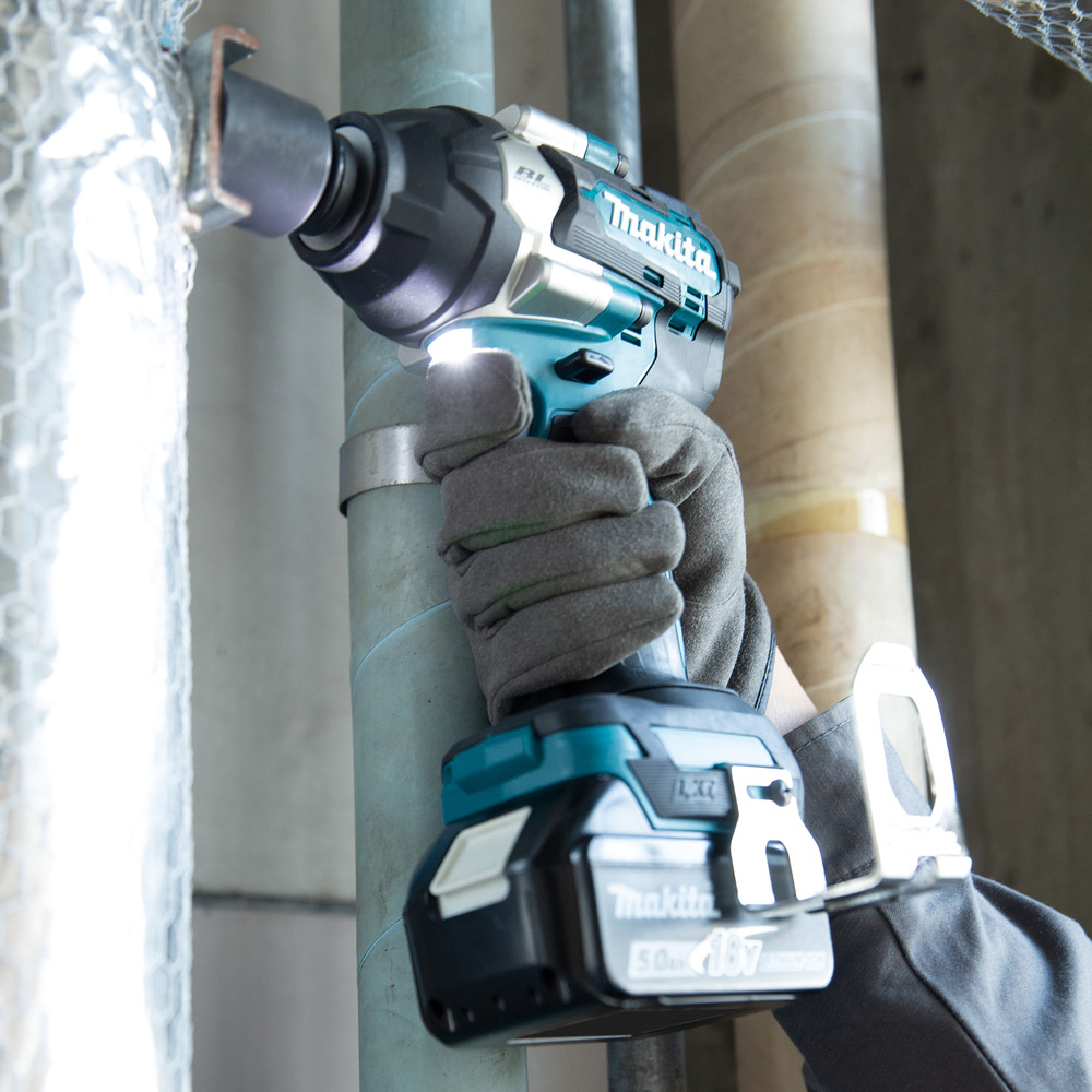 Mutterdragare Makita DTW700RTJ 18V med Batteri och Laddare