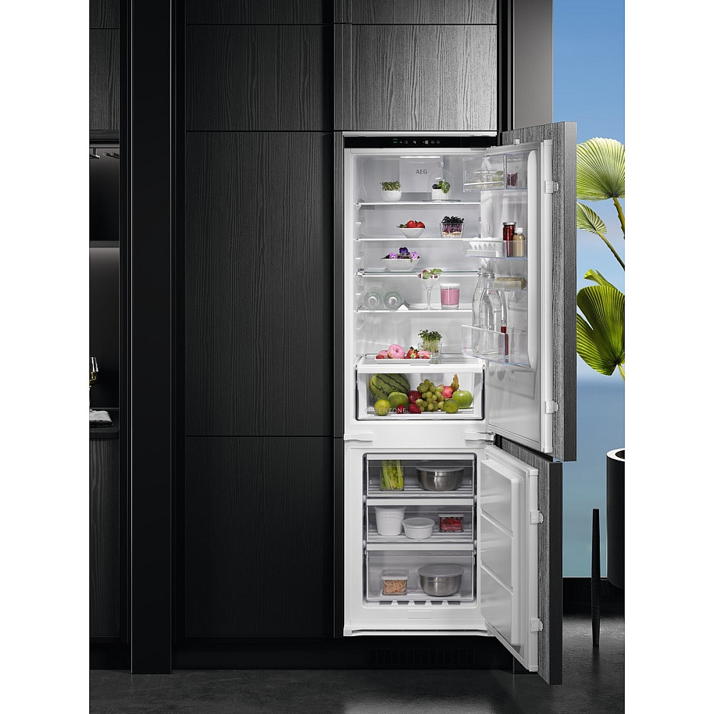 Integrerad Kyl & Frys AEG TSC7G181ES med TwinTech No Frost och DynamicAir Teknik