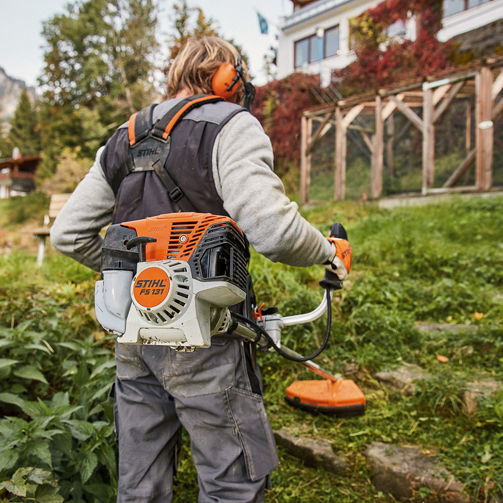 Röjsåg STIHL FS 131 inkl Sele och Tre Skärutrustningar