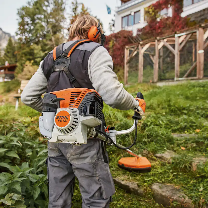 Röjsåg STIHL FS 131 inkl Sele och Tre Skärutrustningar