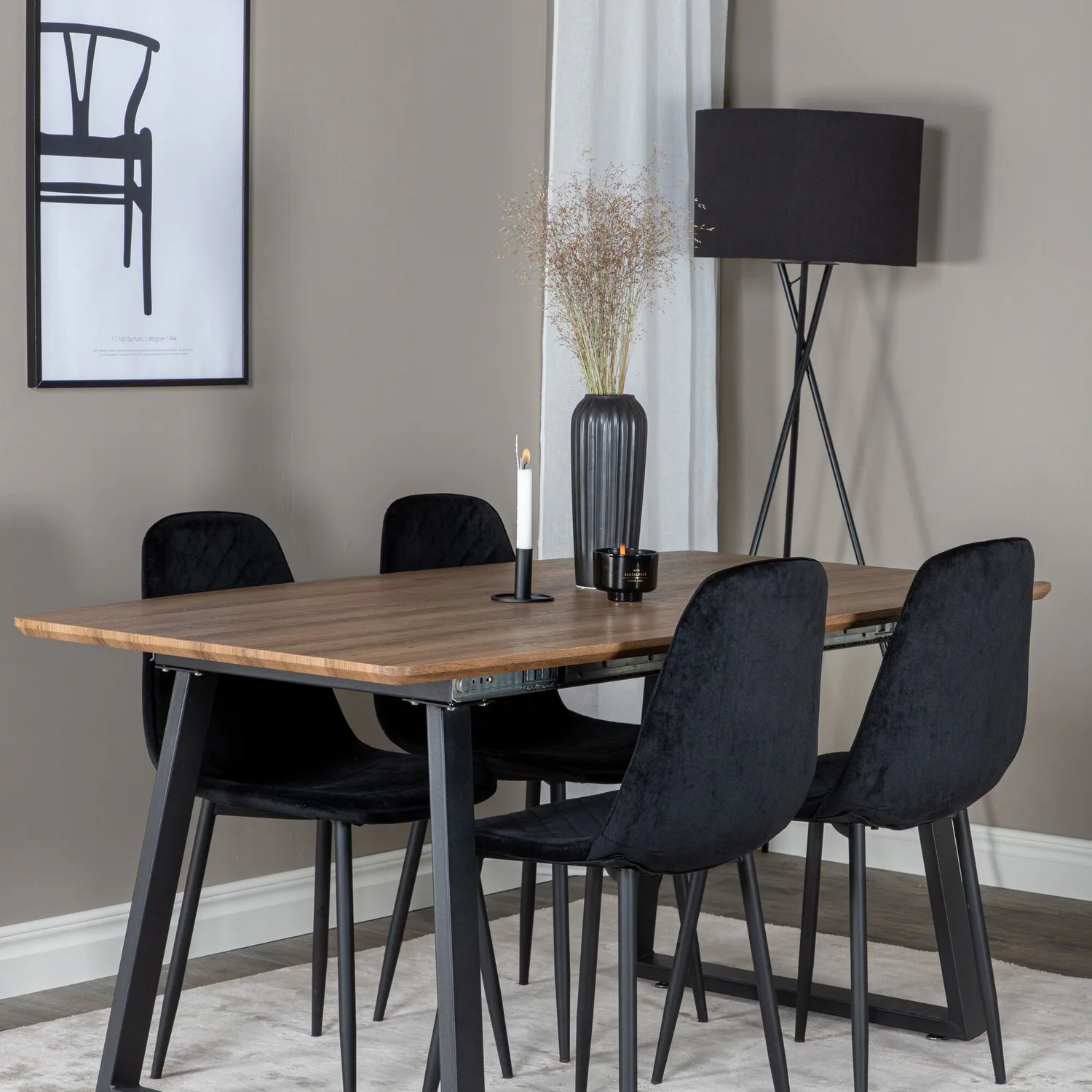 Matgrupp Venture Home Ina med 4 Phoi Stolar Sammet
