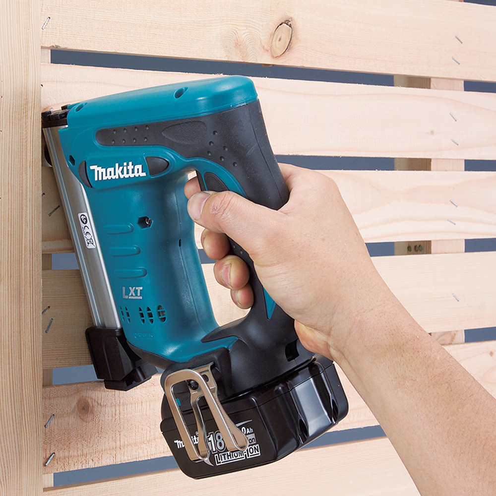 Häftpistol Makita LXT DST221Z 18V utan Batteri