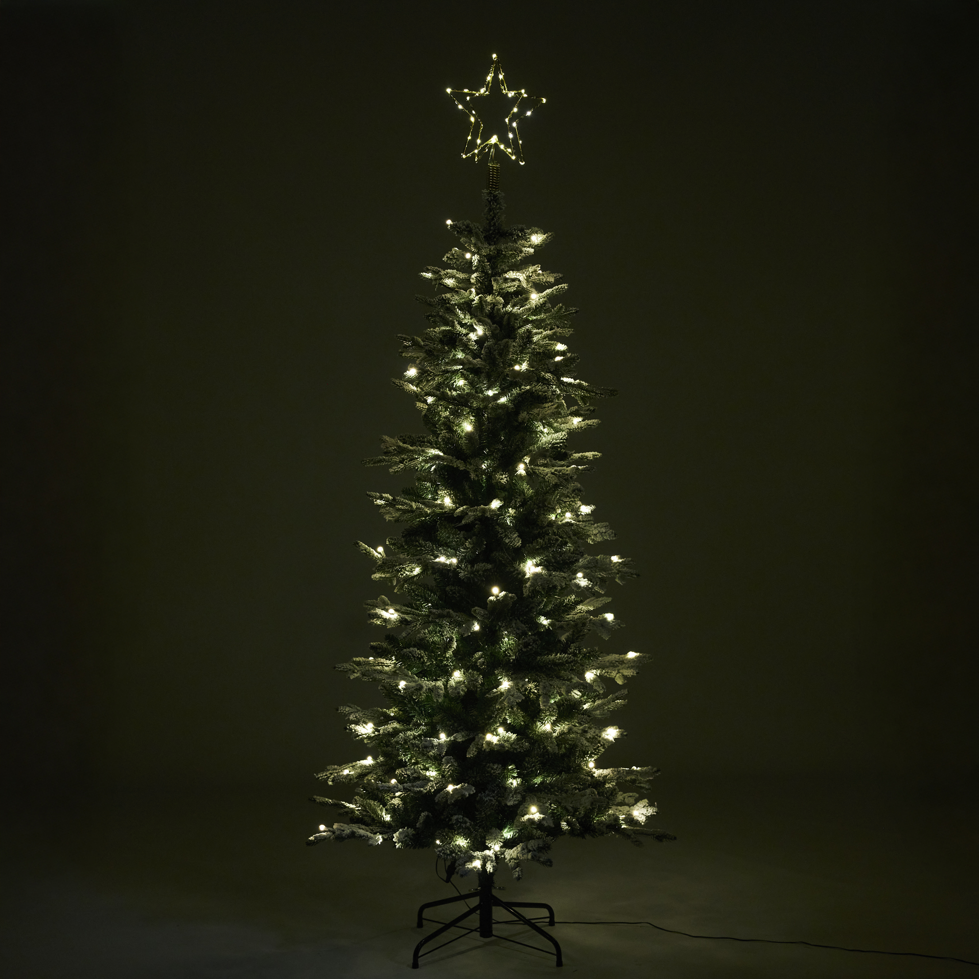 Plastgran Nordic Winter Smal Julgran med Snö 180x86 cm med LED-Belysning