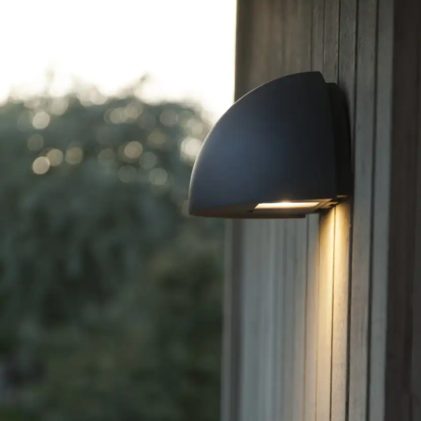 LED-Armatur Hide-a-lite Arc med Uttag