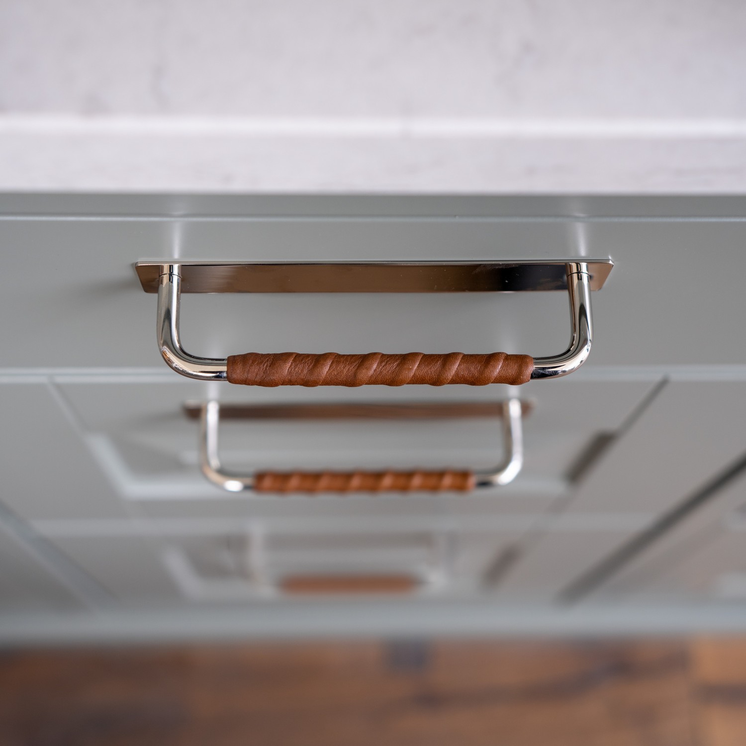 Handtag Royal Deluxe 128x7 förnicklad-brun Krom