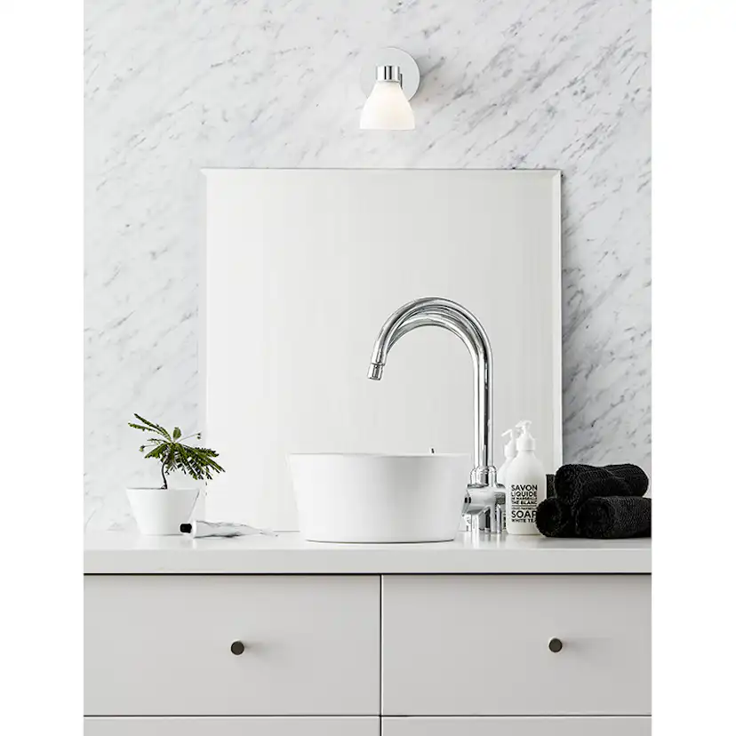Vägglampa Markslöjd Cassis Krom/Opal Badrumslampa