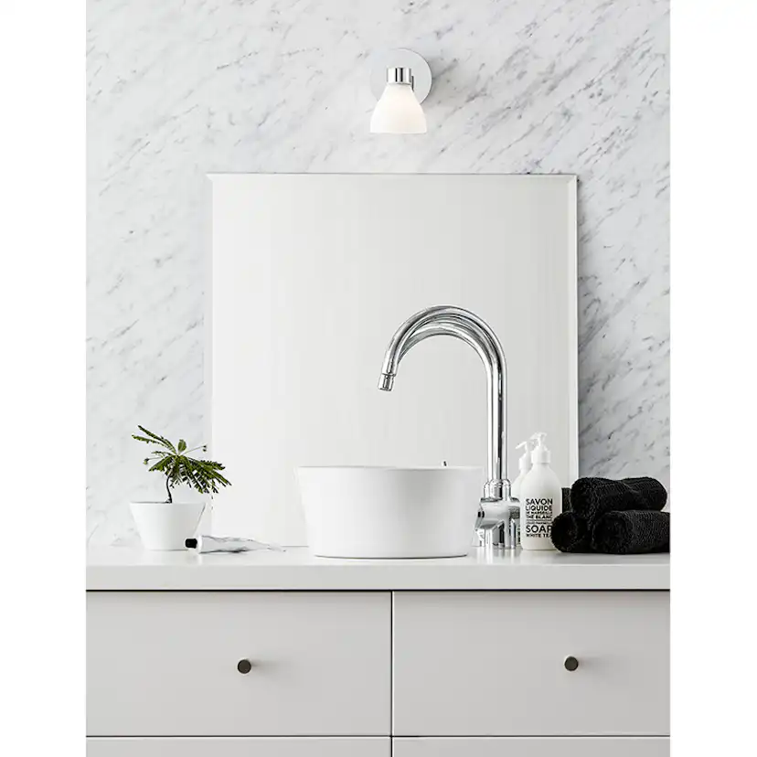 Vägglampa Markslöjd Cassis Krom/Opal Badrumslampa