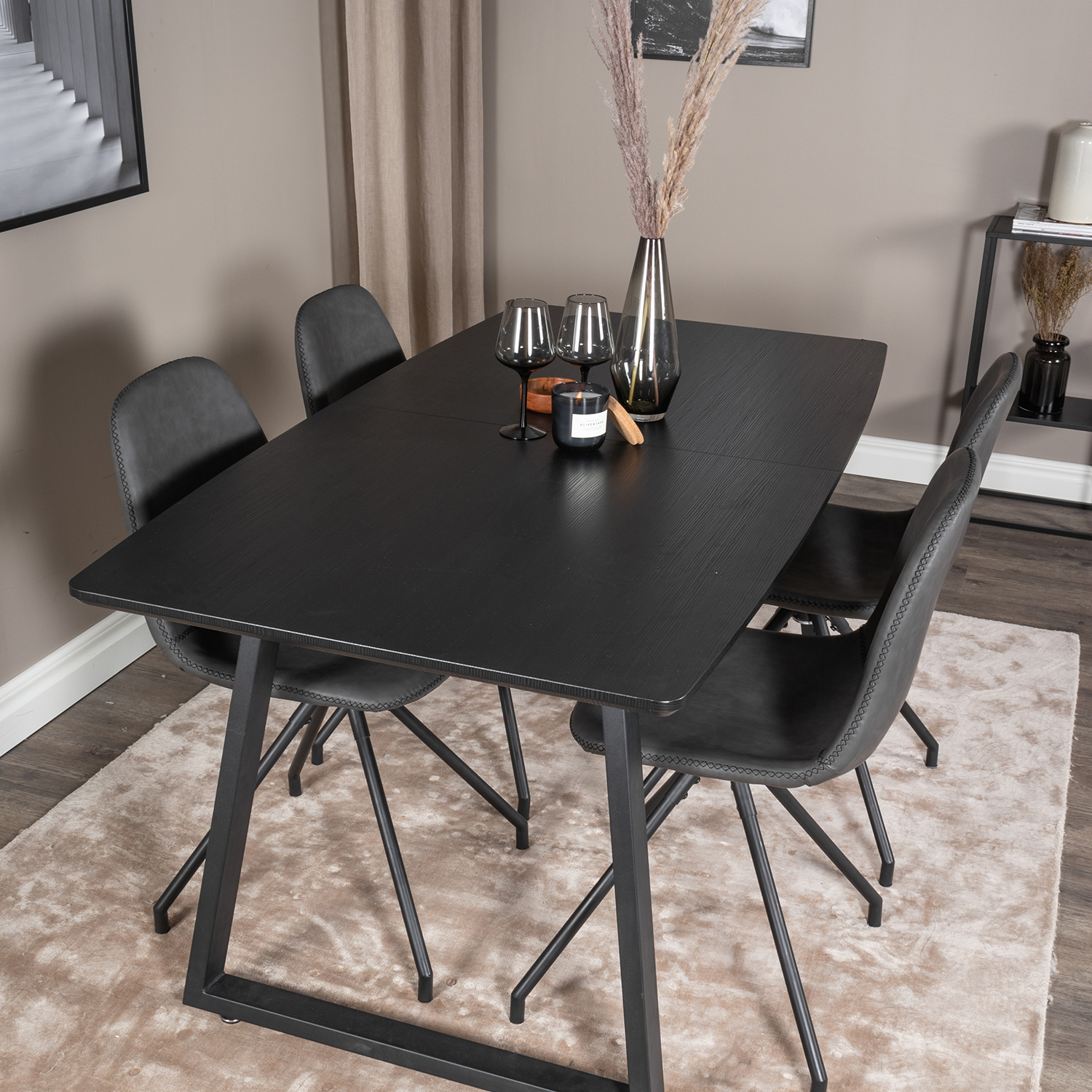 Matgrupp Venture Home Ina med 4 Pobbie Stolar Konstläder