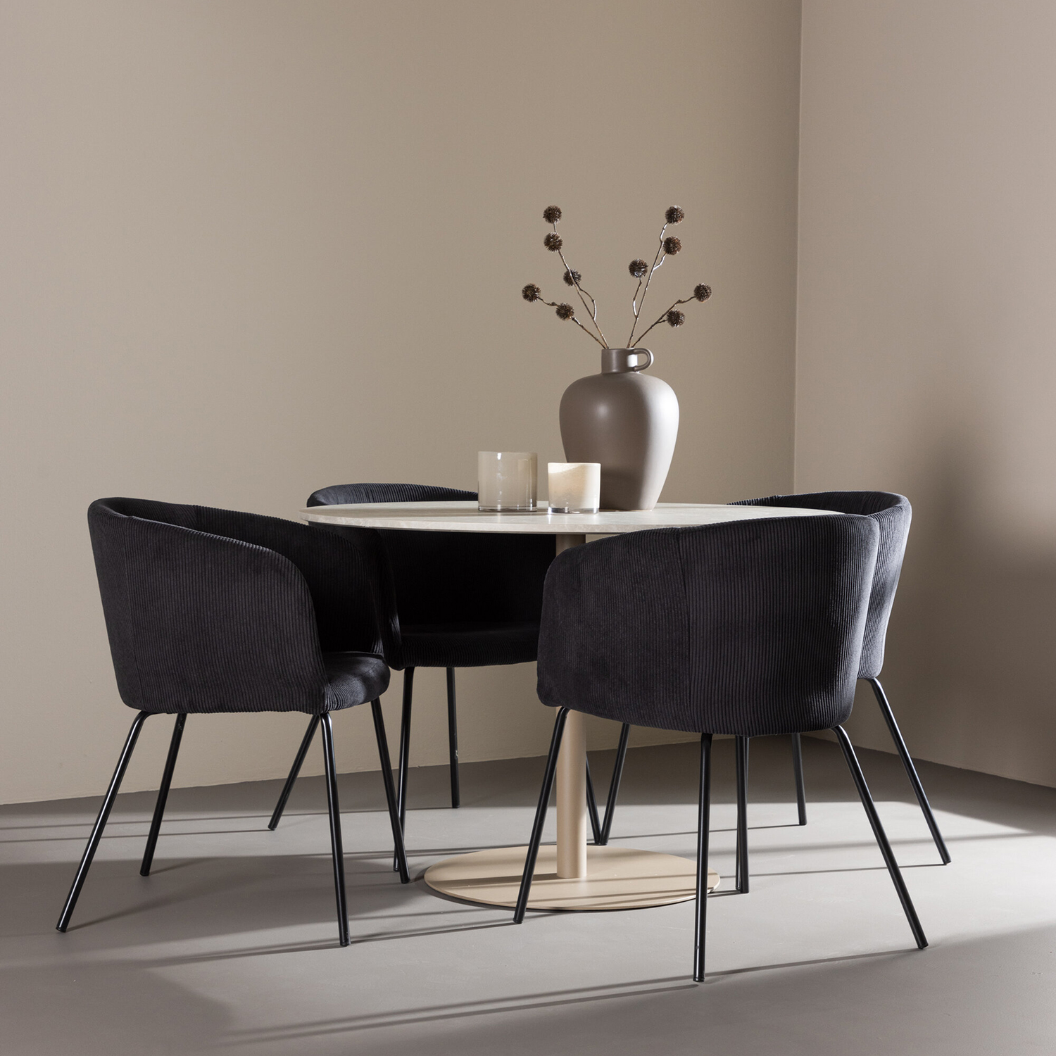 Matgrupp Venture Home Lycke Ø110 med 4 st Berit Stolar