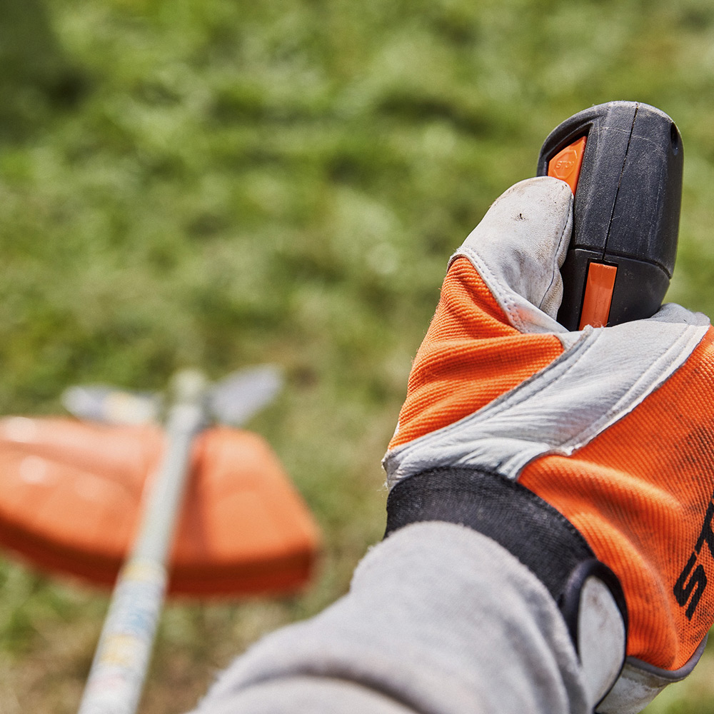 Röjsåg STIHL FS 131 inkl Sele och Tre Skärutrustningar