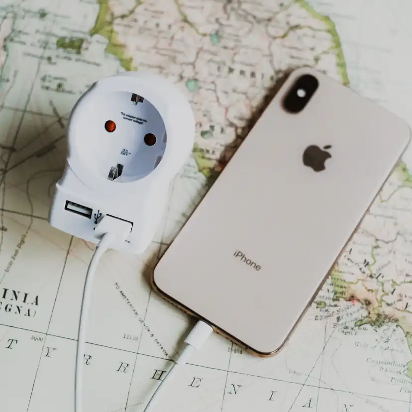 Reseadapter Skross Europa till UK med Dubbla USB-A 12W Jordad
