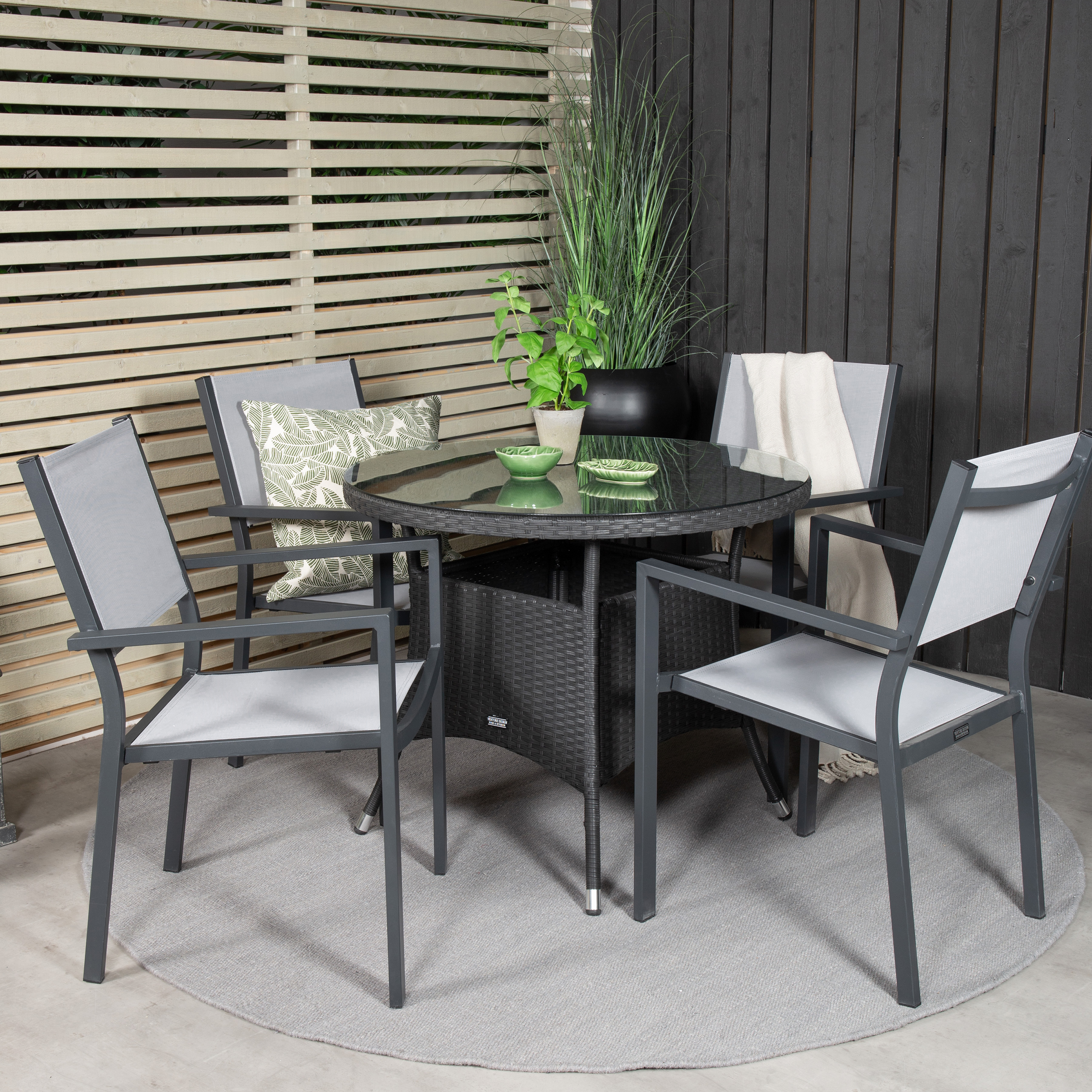Matgrupp Venture Home Virda Ø 90 med 4 Copacabana Matstolar