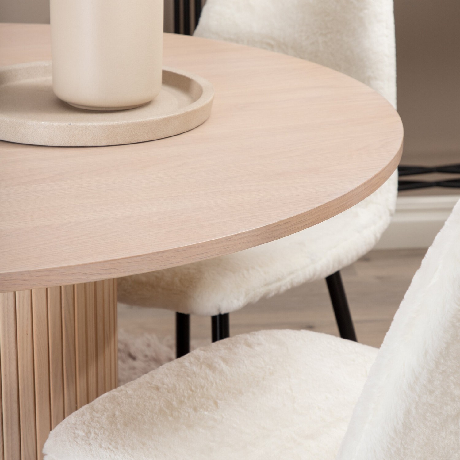 Matgrupp Venture Home Bianca Rund med 4 Pobbie Stolar