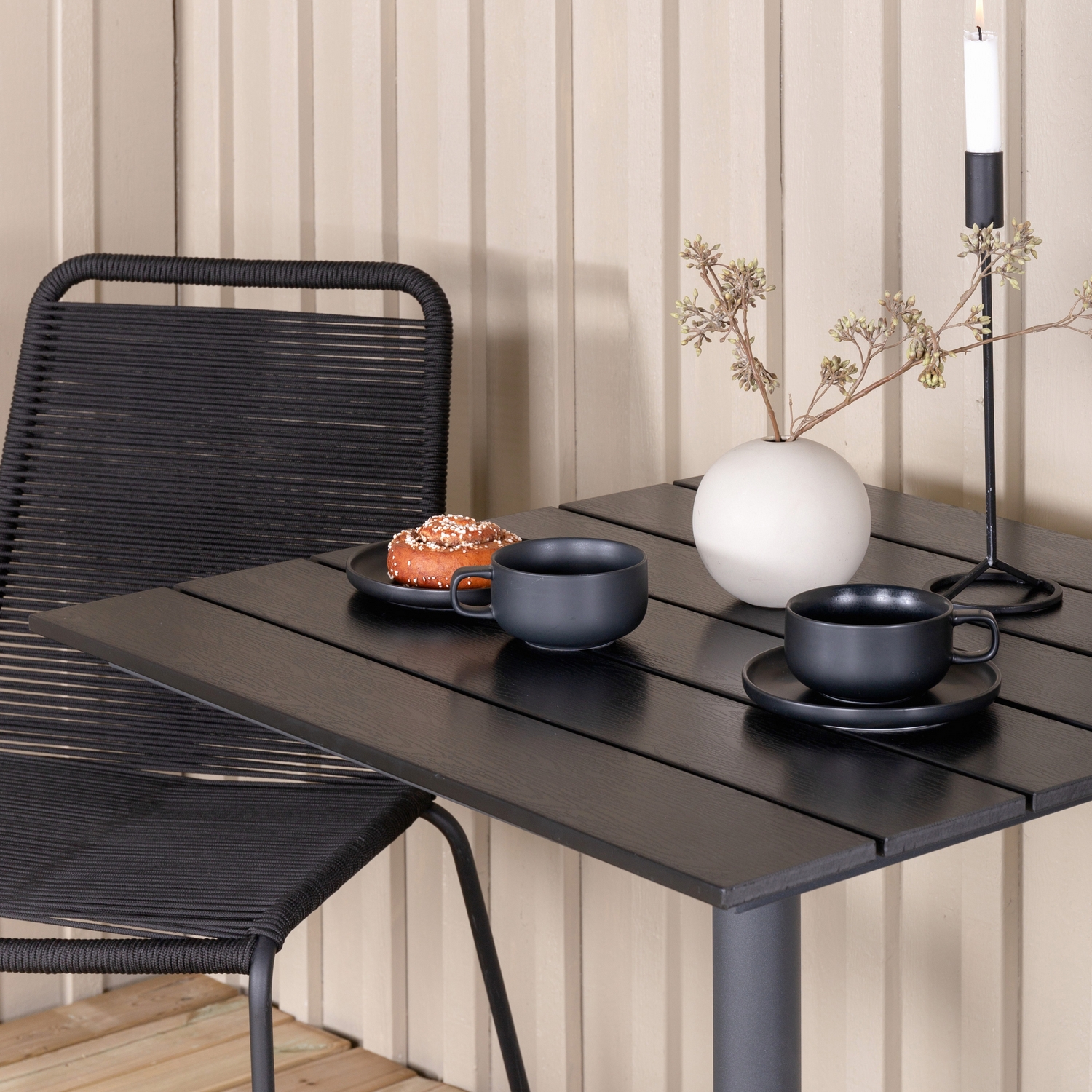 Matgrupp Venture Home Coco med 2 Leon Stapelbara Matstolar