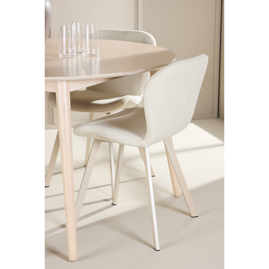 Matgrupp Venture Home Flora Ø120 cm med 4st Lilja Matstolar