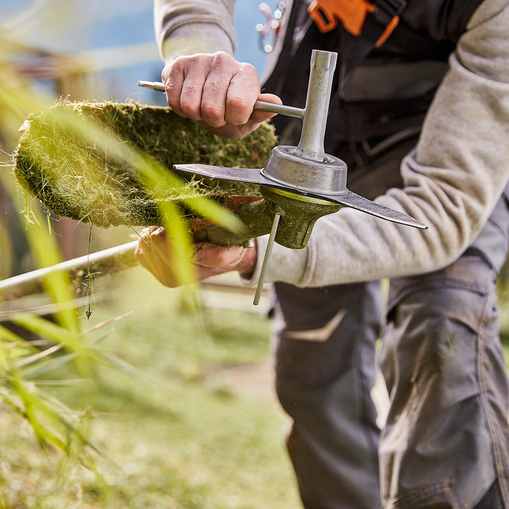 Röjsåg STIHL FS 131 inkl Sele och Tre Skärutrustningar