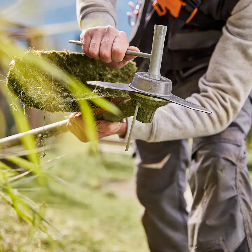 Röjsåg STIHL FS 131 inkl Sele och Tre Skärutrustningar