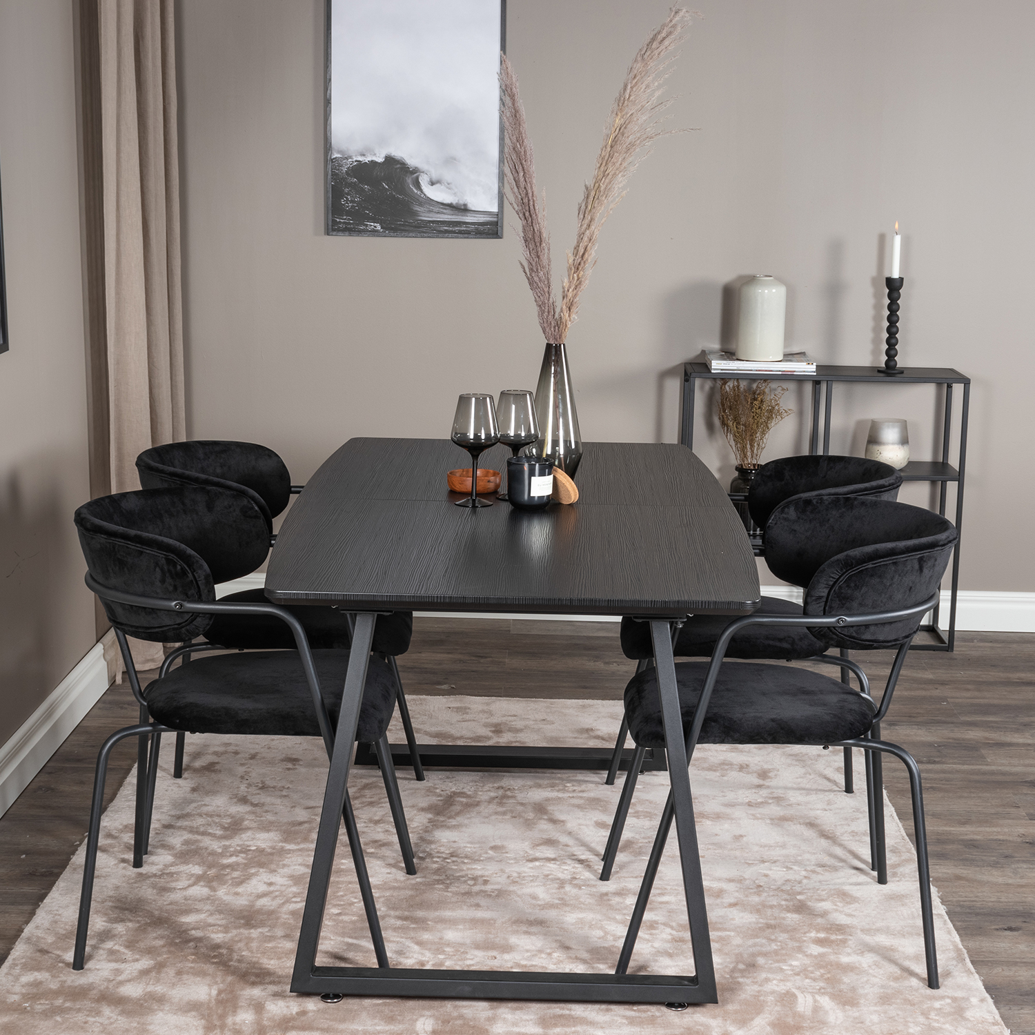 Matgrupp Venture Home Ina med 4 Aris Stolar Sammet