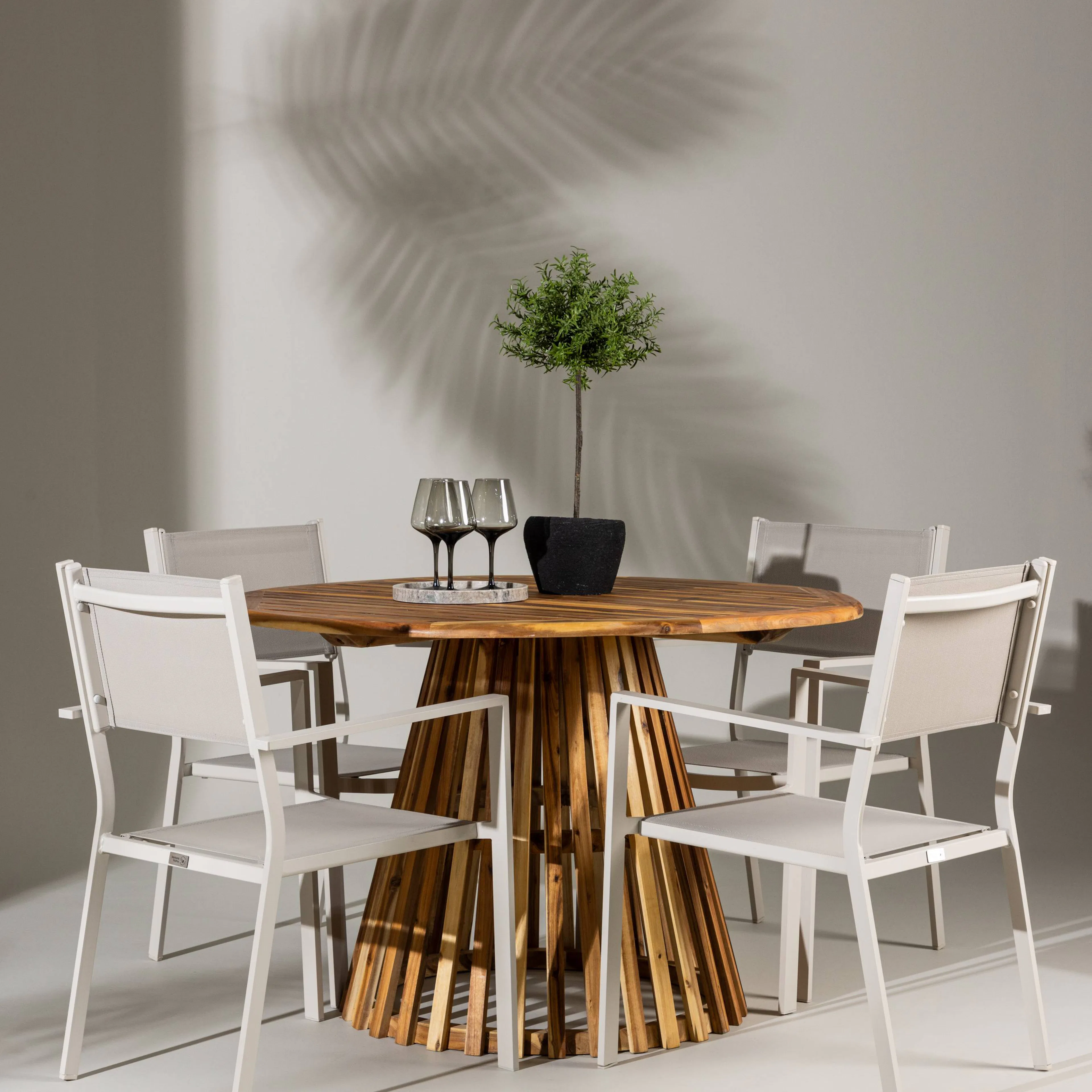 Lumpur Diningtable Acacia - Teaklook / Round ø110**75 +Copac Trädgårdsgrupp Venture Home Lumpur med 4 Copacabana Stolar