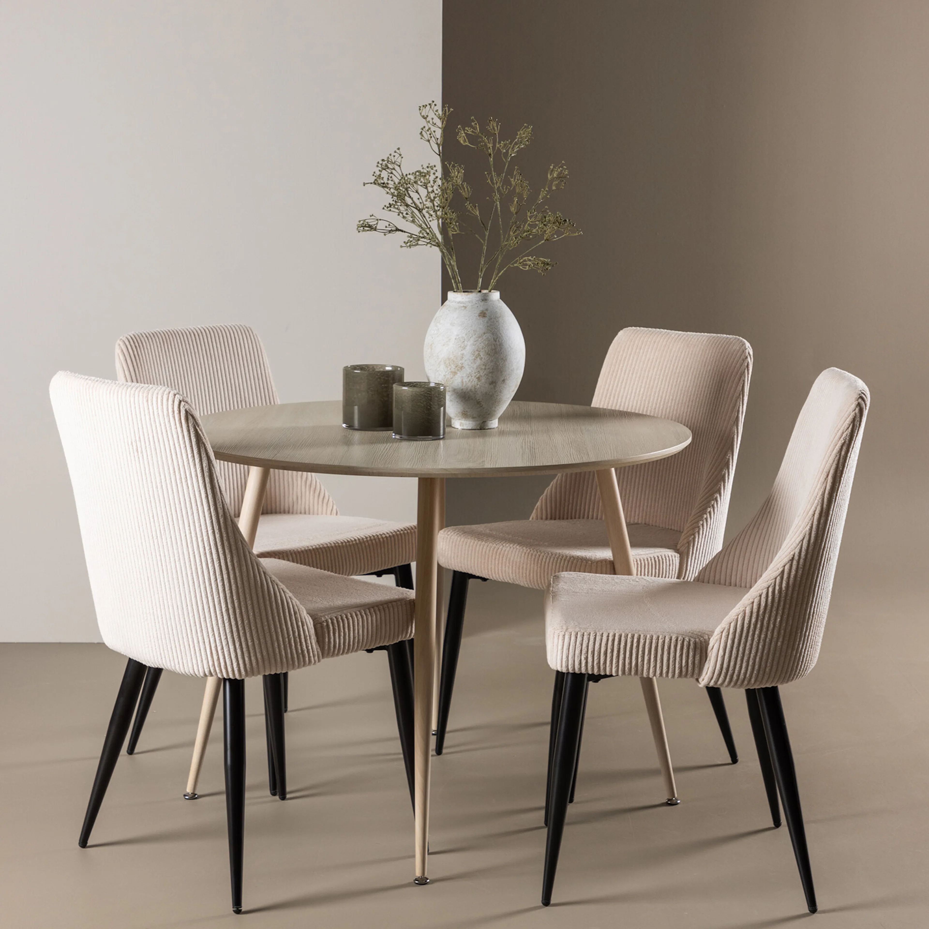 Plaza Dining Table with Leone Dining Chair Vittvätt/Beige