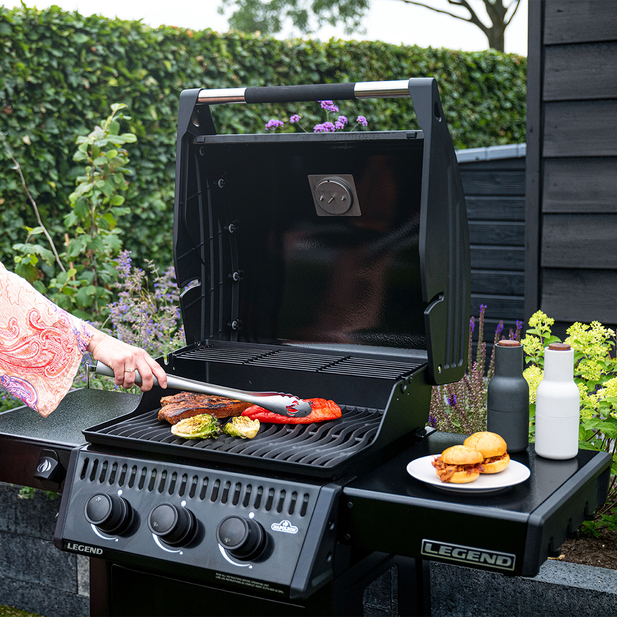 Gasolgrill Napoleon Legend 365 med Grillöverdrag och Grillborste