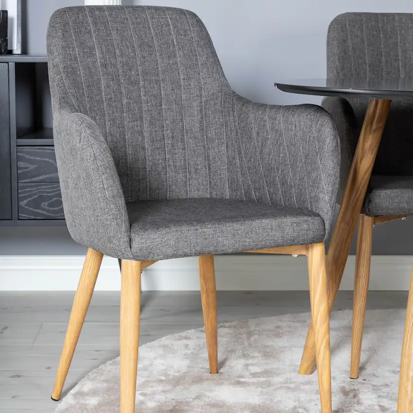 Plaza Round Table -Black / Oak+Comfort Chair-Dark Grey/Oak_4 Svart/Ek/Mörkgrå
