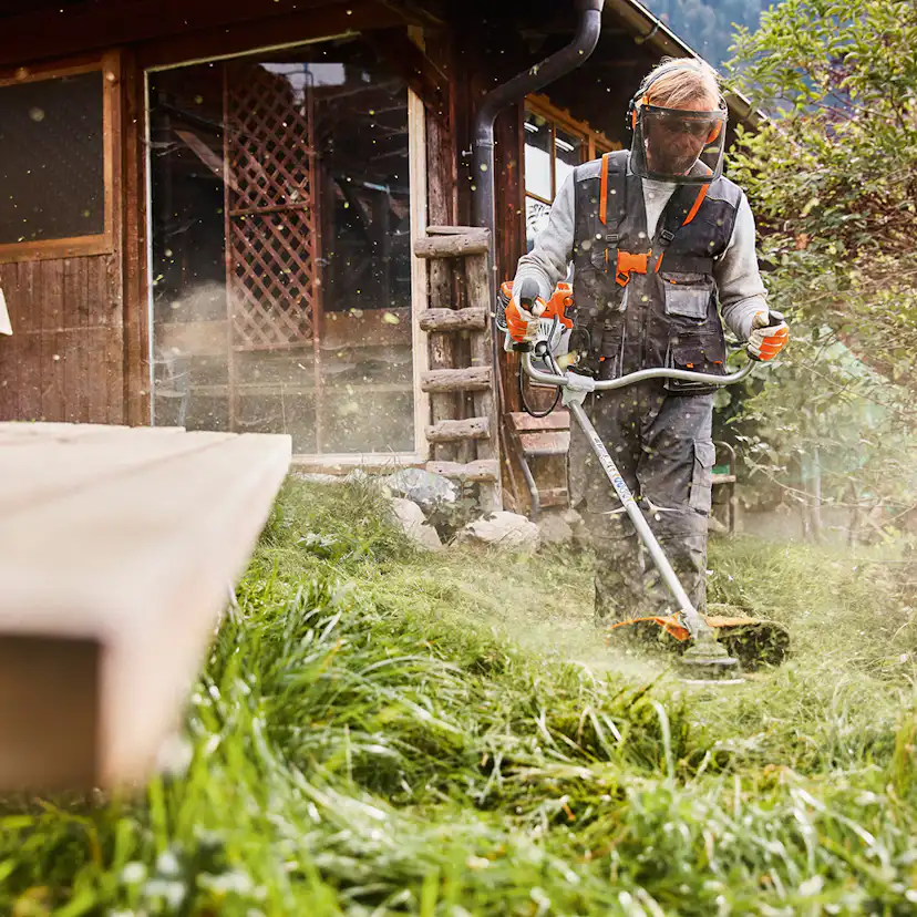 Röjsåg STIHL FS 131 inkl Sele och Tre Skärutrustningar