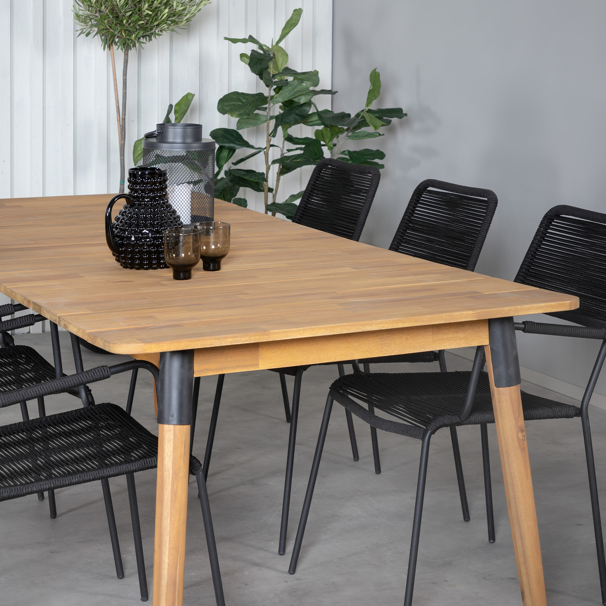 Matgrupp Venture Home Julle med 6 Minos Matstolar med Armstöd