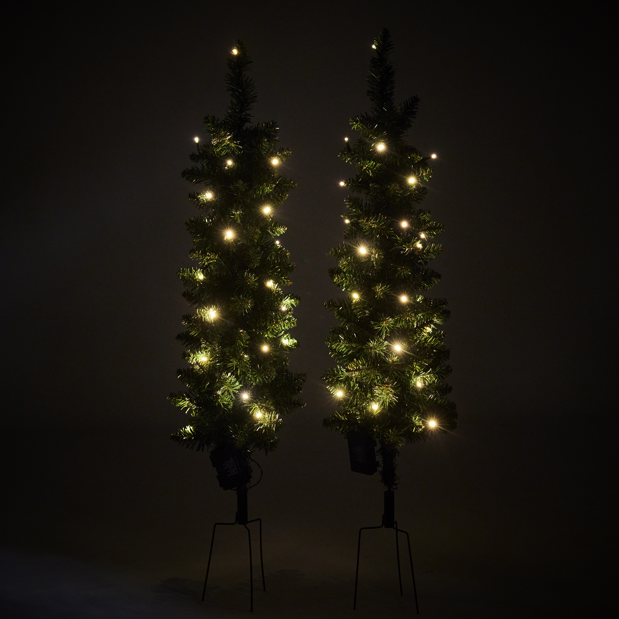 Plastgran Nordic Winter Julgransset med 2 st Granar med LED-Belysning och Jordspett Utomhus