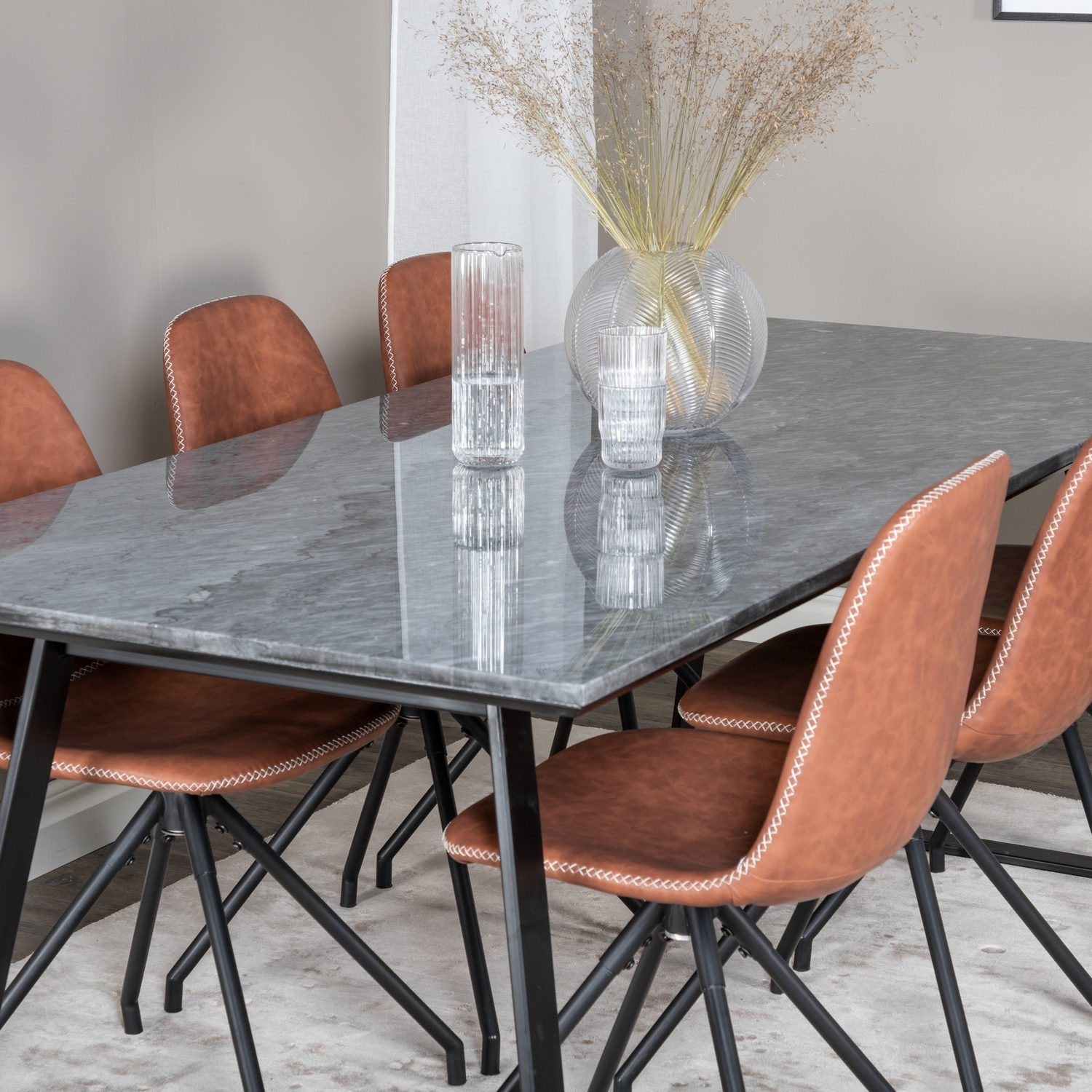 Matgrupp Venture Home Estelle med 6 Pobbie Stolar Konstläder