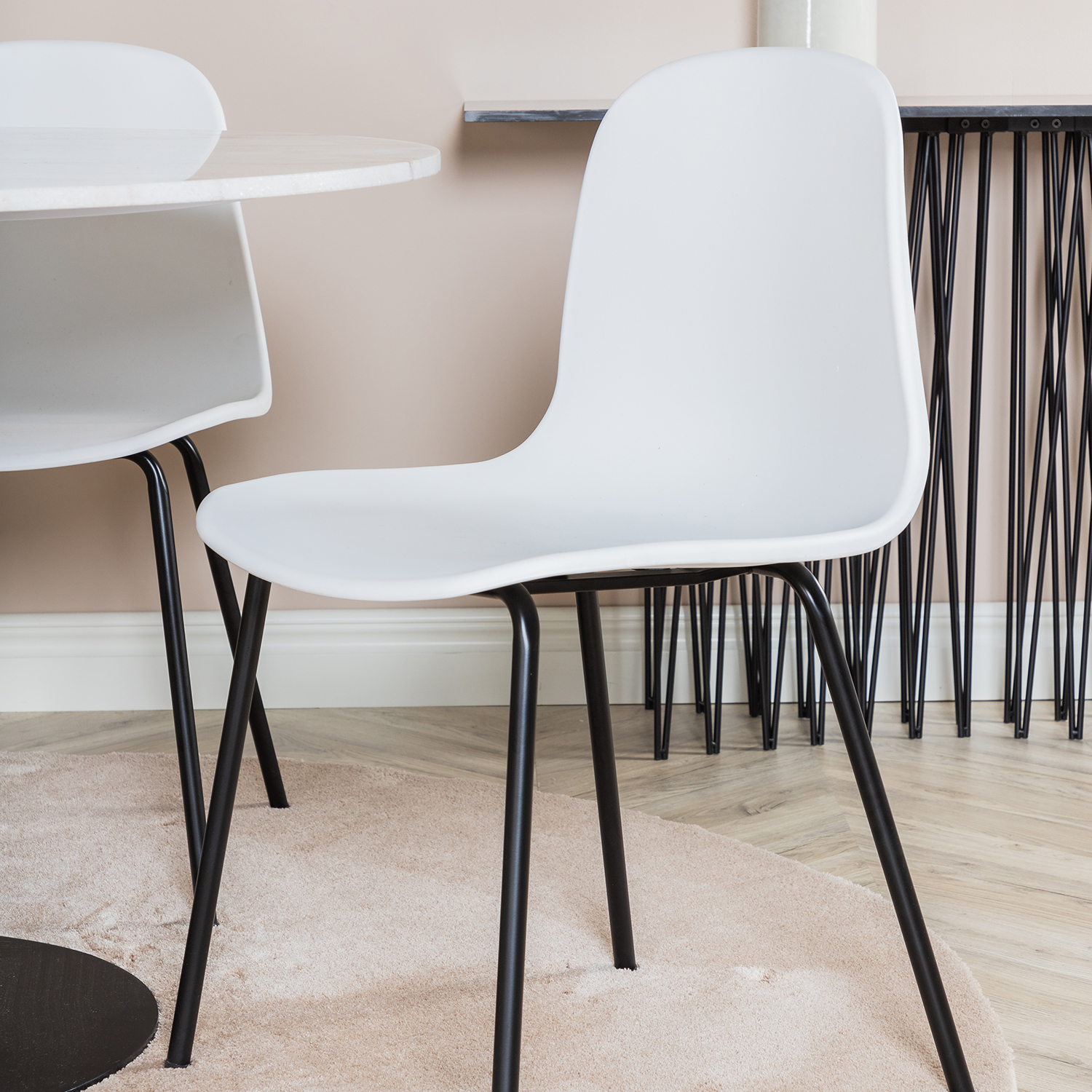 Estelle Round Dining Table ø106+ Arctic Dining Chair Vit/Svart/Vit