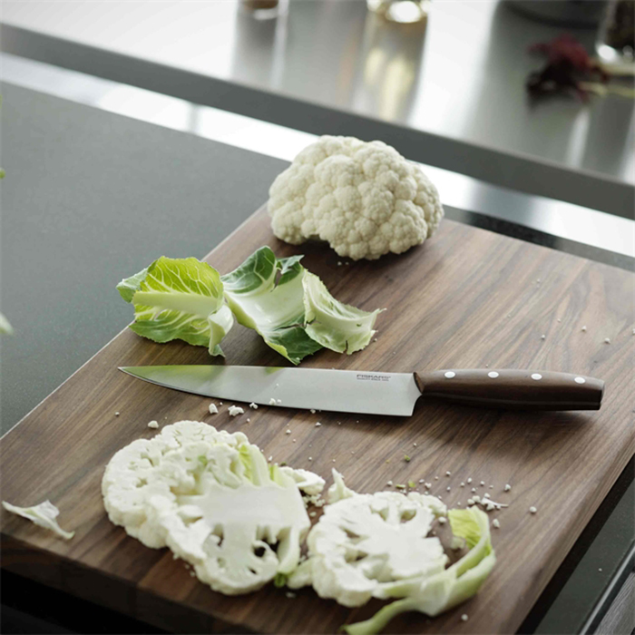 Fiskars Kockkniv Norr – 20 cm Allroundkniv med Trähandtag & Precision