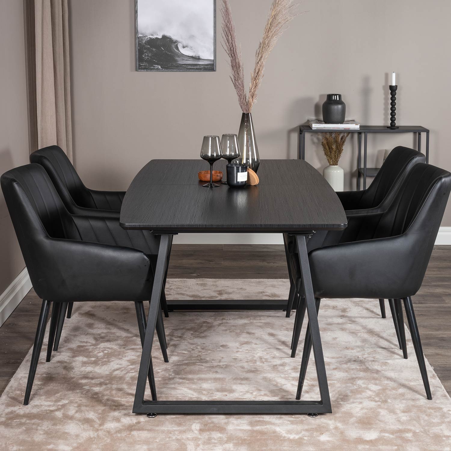 Matgrupp Venture Home Ina1 med 4 Corina Stolar Konstläder