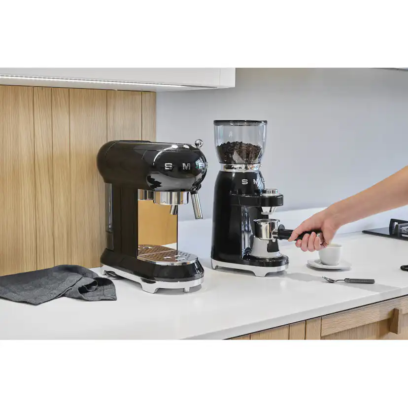 Kaffepaket Smeg Espressobryggare, Kaffekvarn & Mjölkskummare