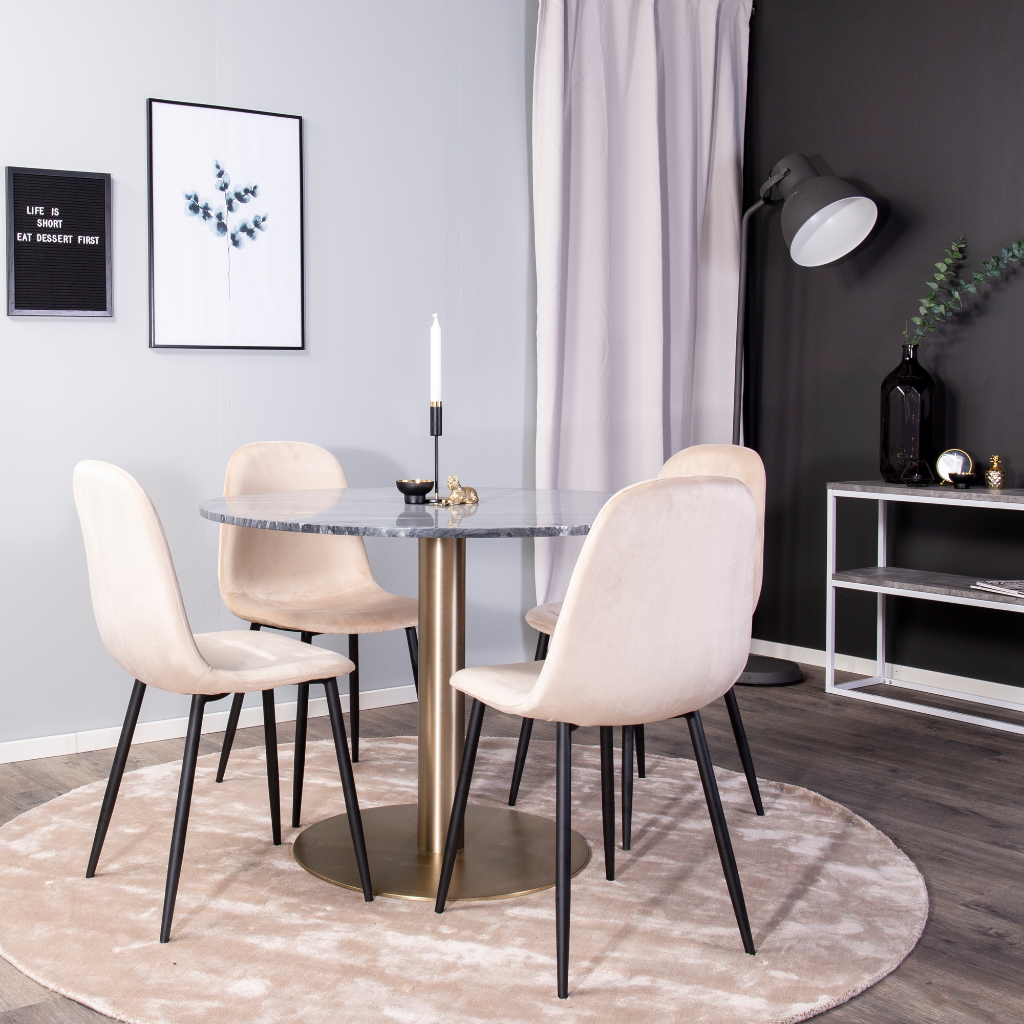 Estelle runt Matbord - Borstad Mässing / Svart marmor - ø106 Svart Bord med Mässingsben, Beige Stol med Svarta Ben