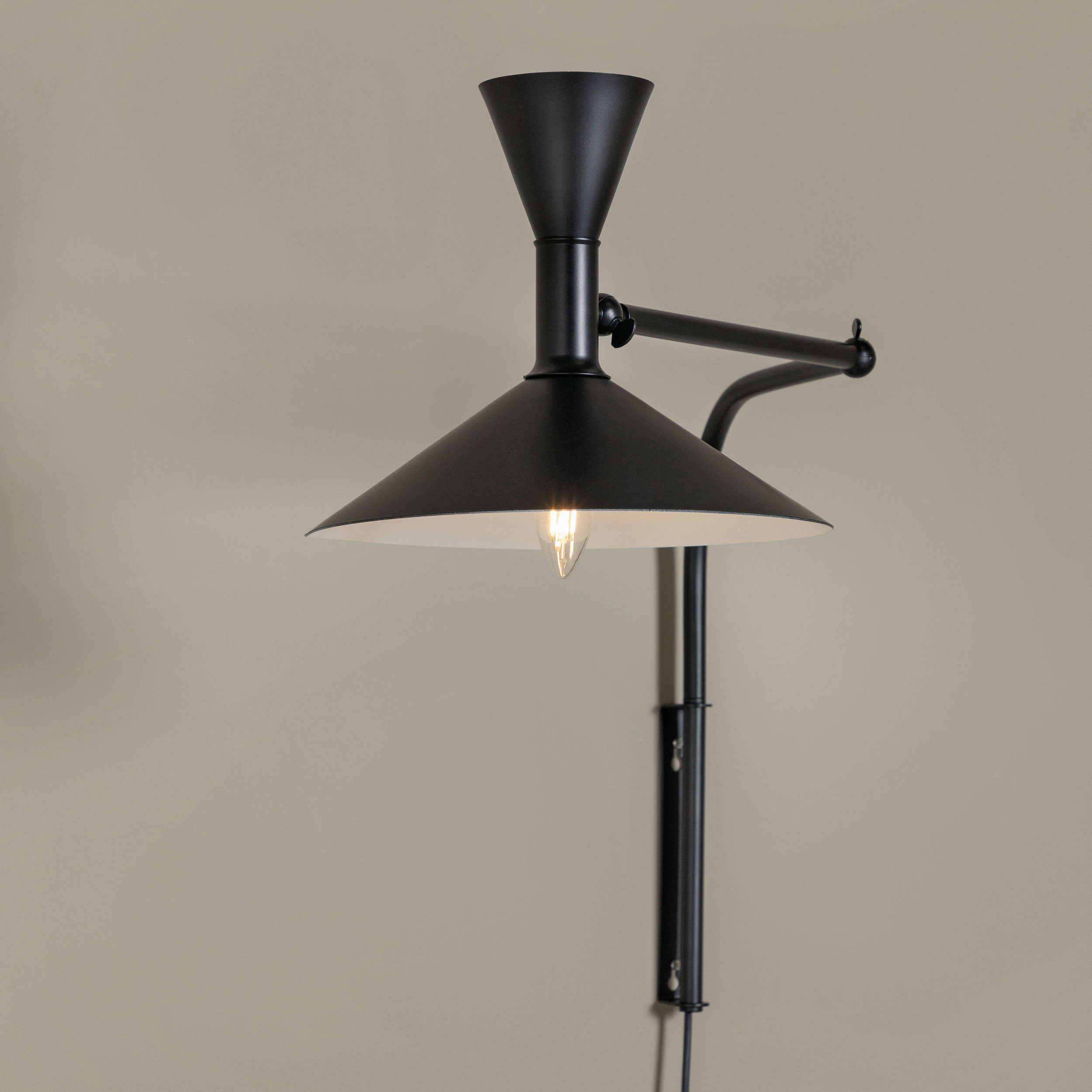 Vägglampa Venture Home Carin