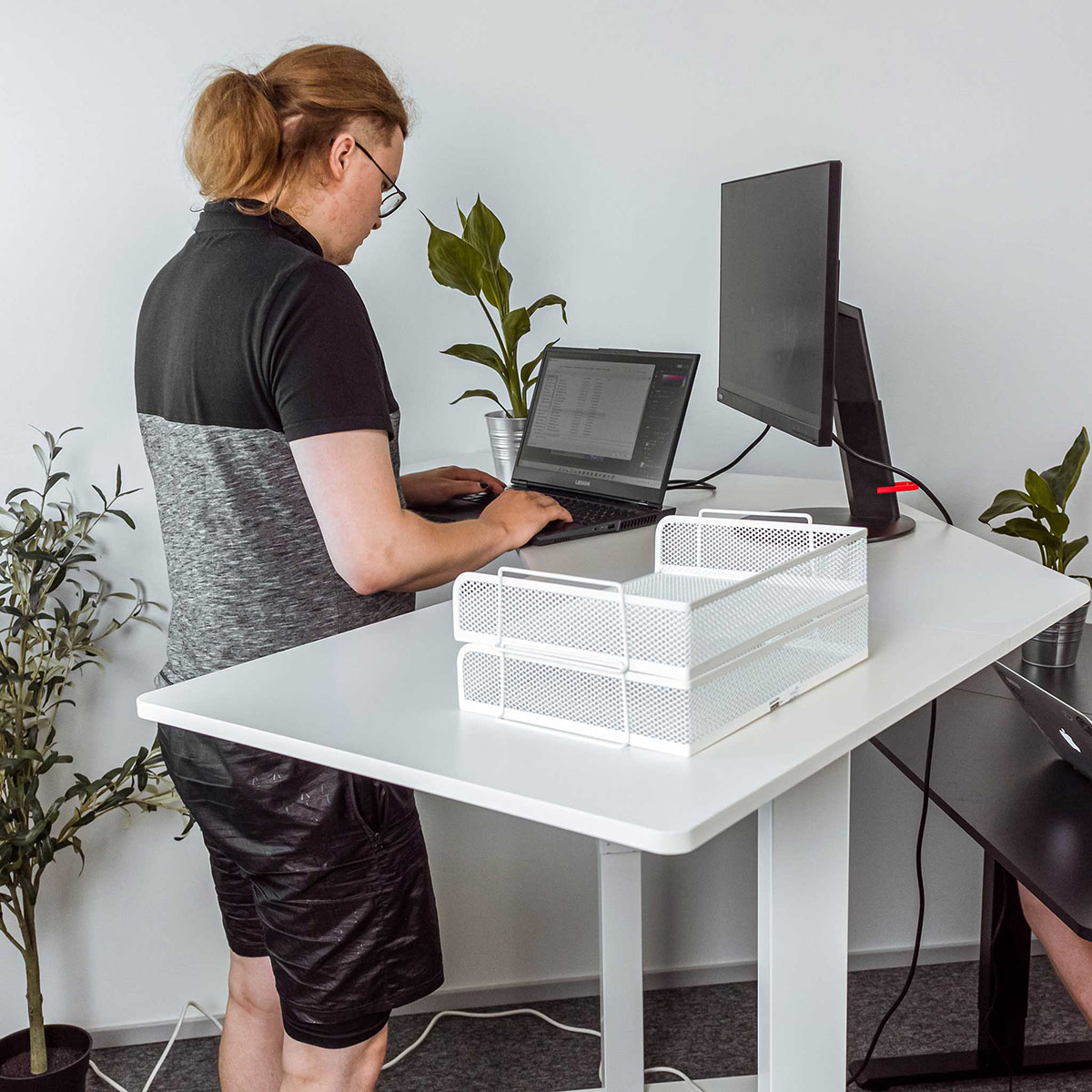 Hörnskrivbord Lykke M100 Höj- och sänkbart