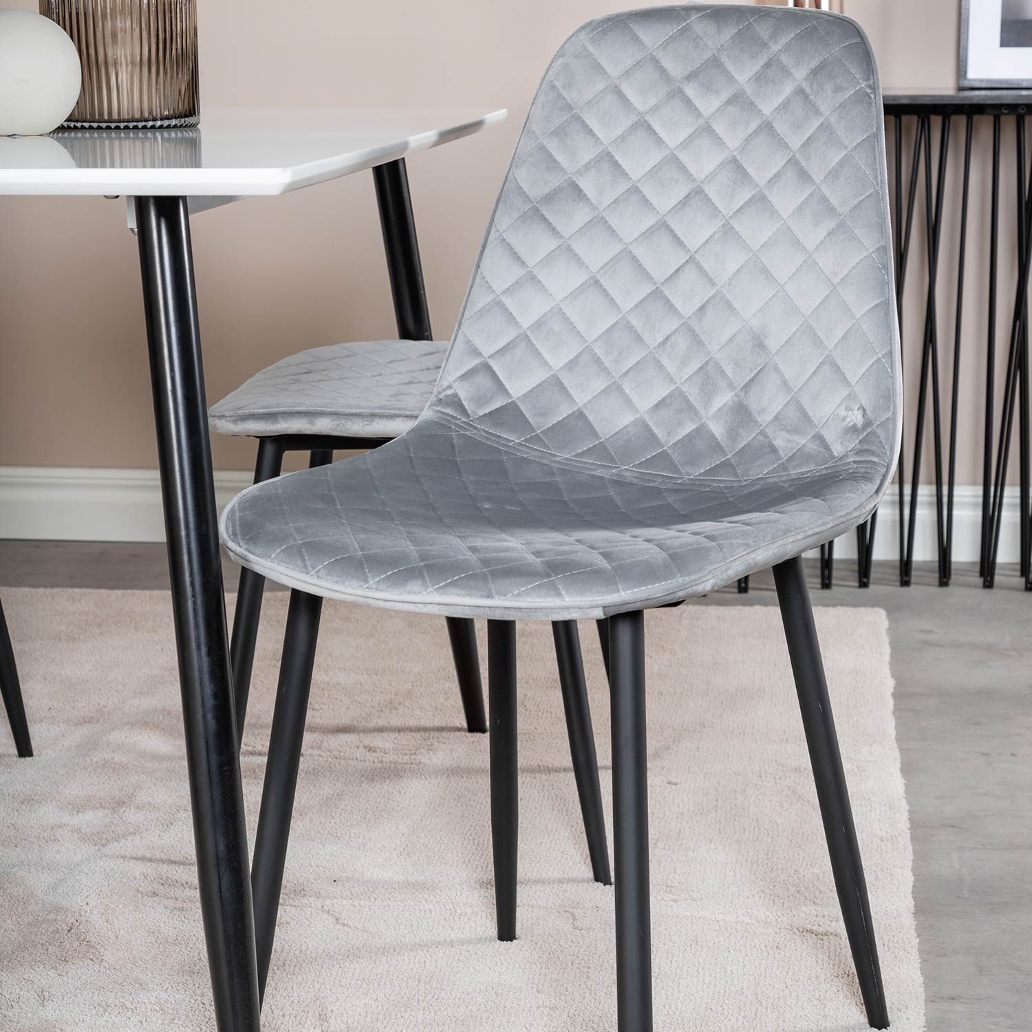 Matgrupp Venture Home Pobbie med 4 Phoi Stolar Sammet