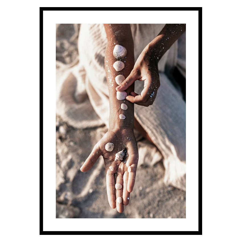 Poster Gallerix Sea Shells On Arm